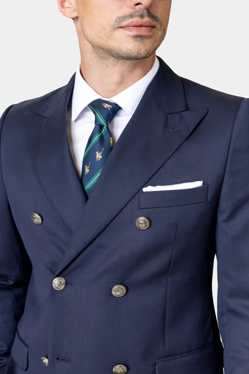 Costum Bleumarin cu Nasturi Metalici și Pantaloni Albi din Lână 50 - imagine 4